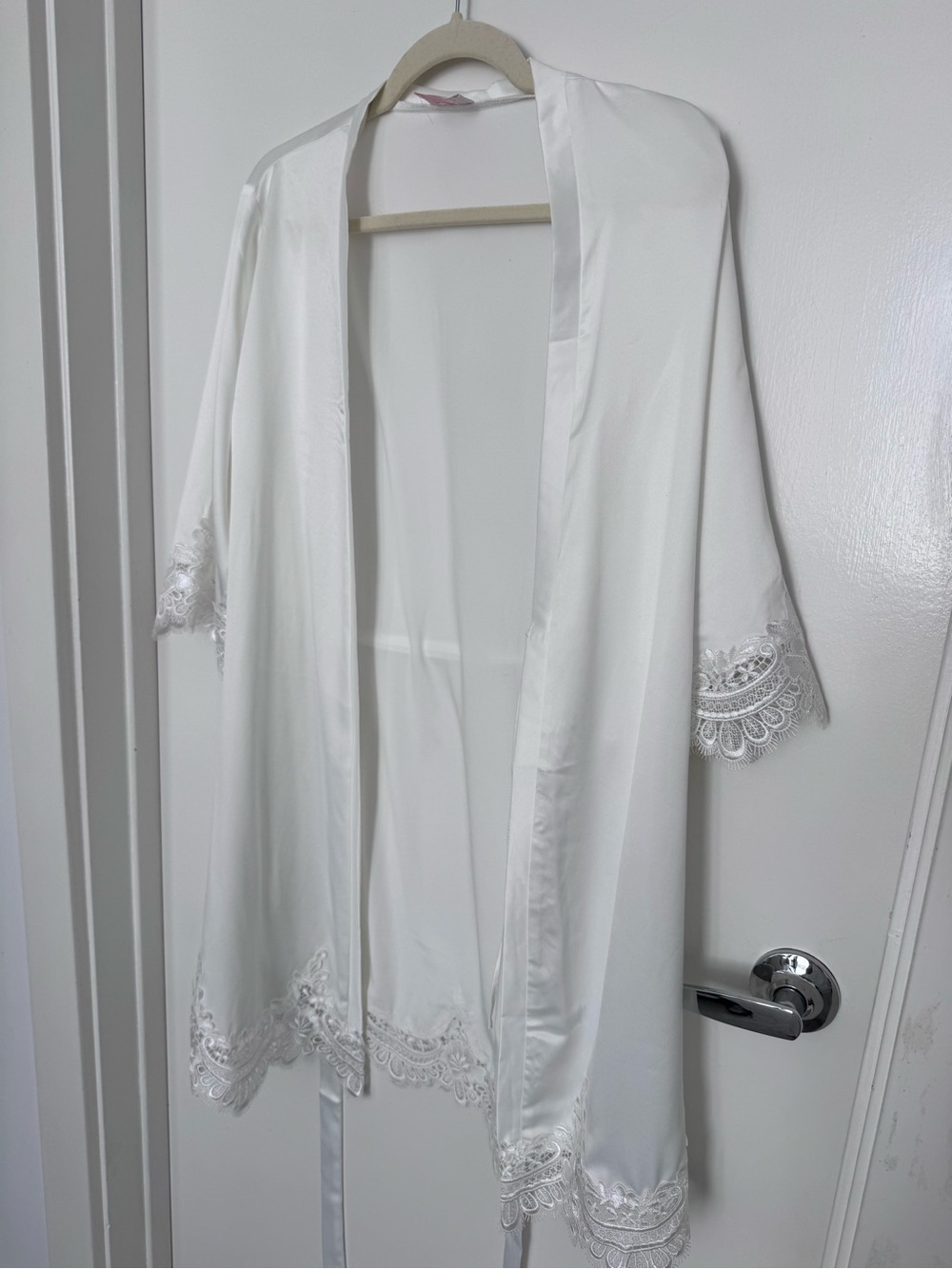 LÉ ROSE White Lace-Trim Satin Robe - Picture 2 of 5